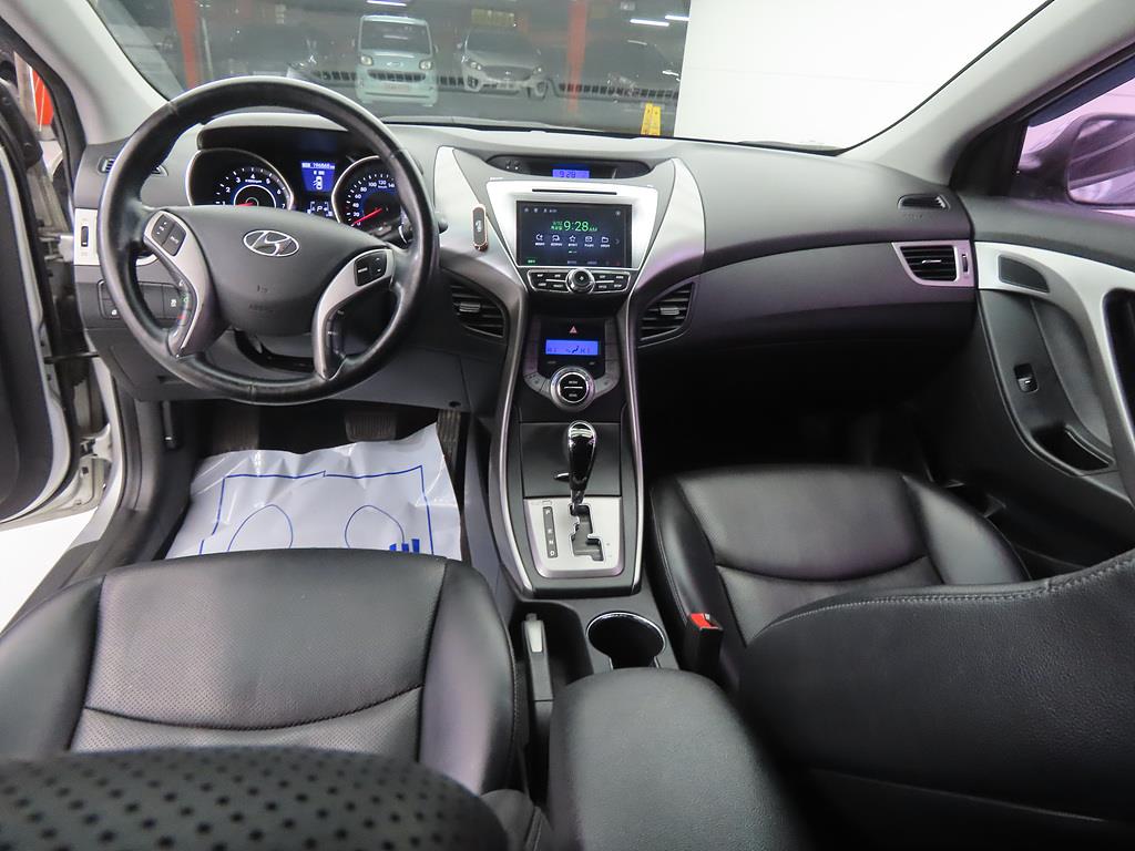 HYUNDAI Avante - Vista 7