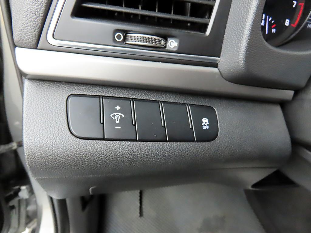 HYUNDAI Avante - Vista 12