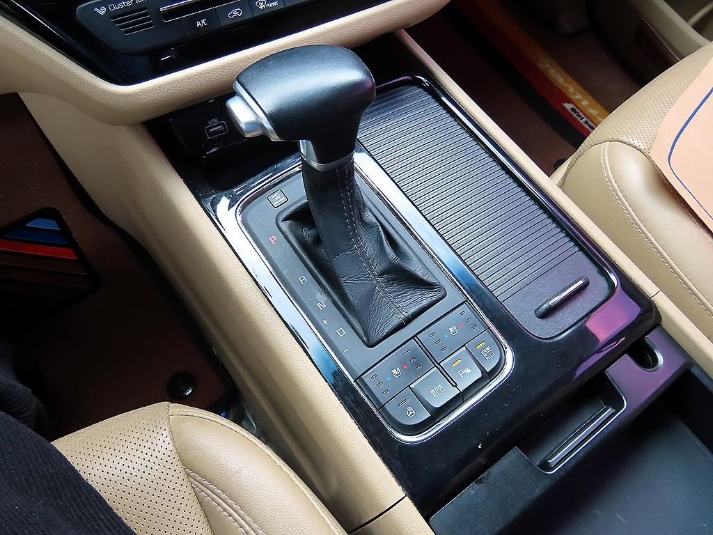 KIA Carnival - Vista 10