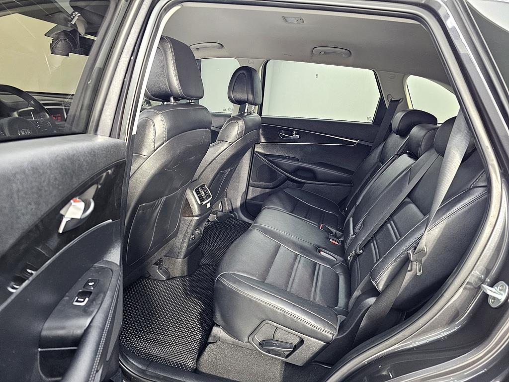 KIA Sorento - Vista 9