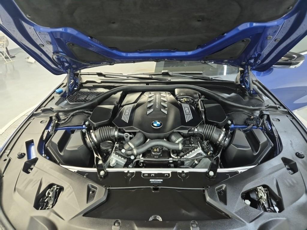 BMW 8 Series - Vista 5