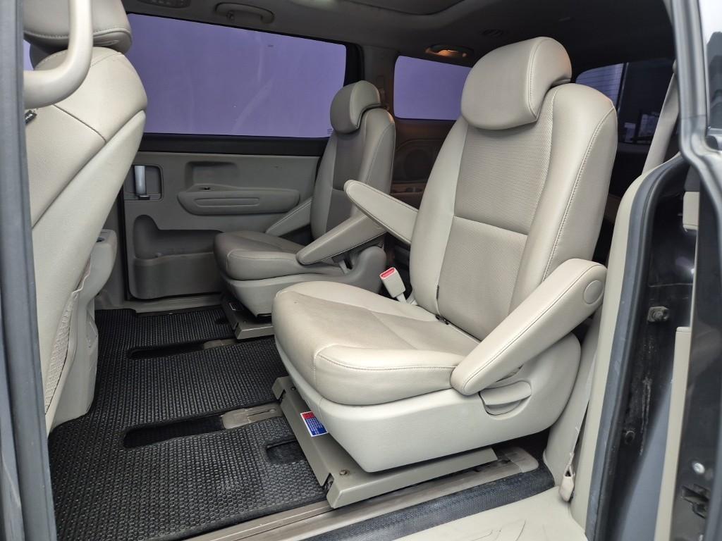 KIA Carnival - Vista 12