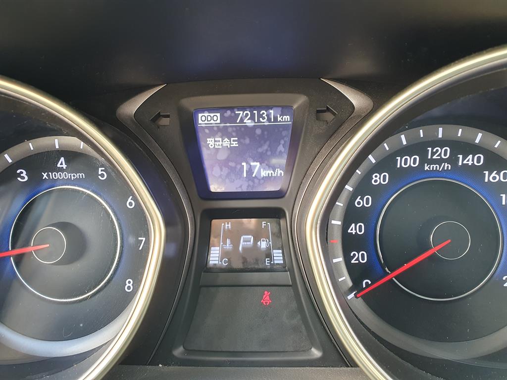 HYUNDAI Avante - Vista 6