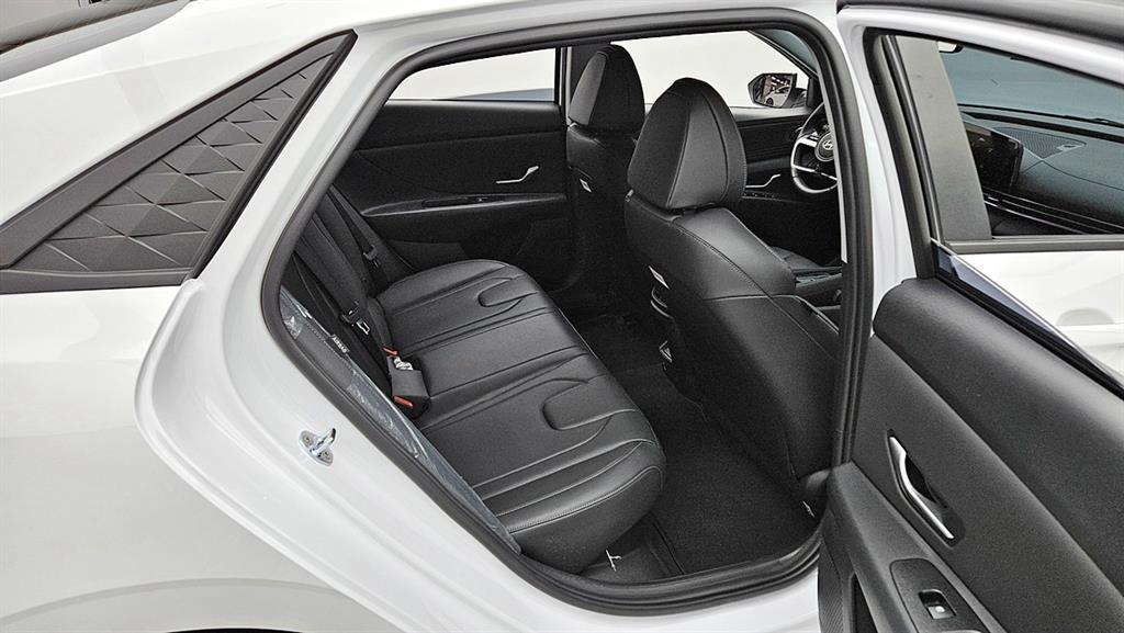 HYUNDAI Avante - Vista 9