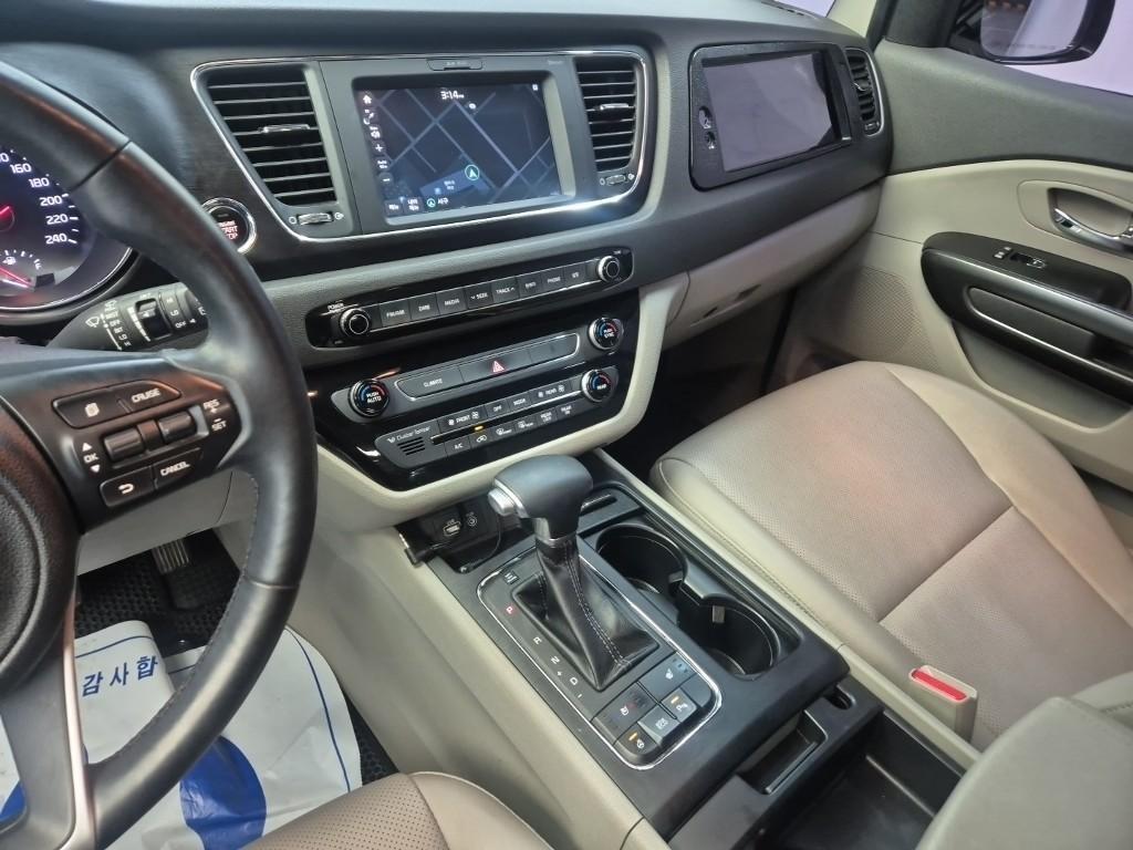 KIA Carnival - Vista 10