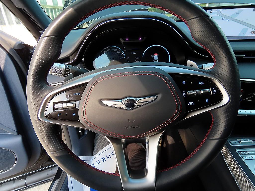 Genesis GV70 - Vista 8