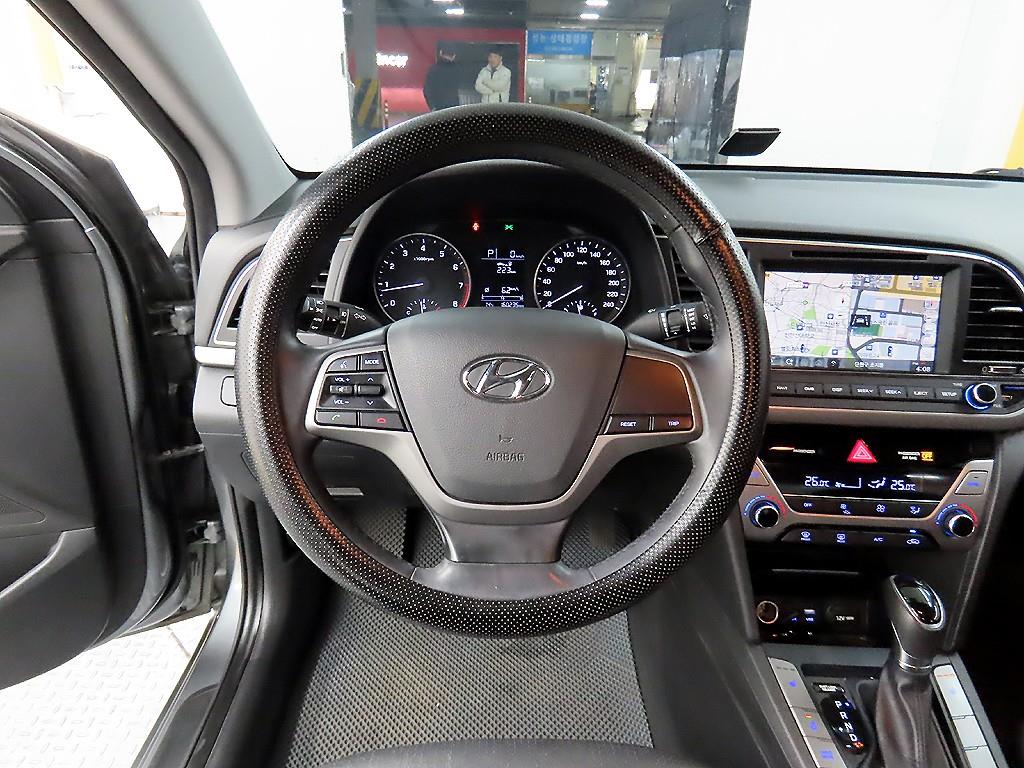 HYUNDAI Avante - Vista 9