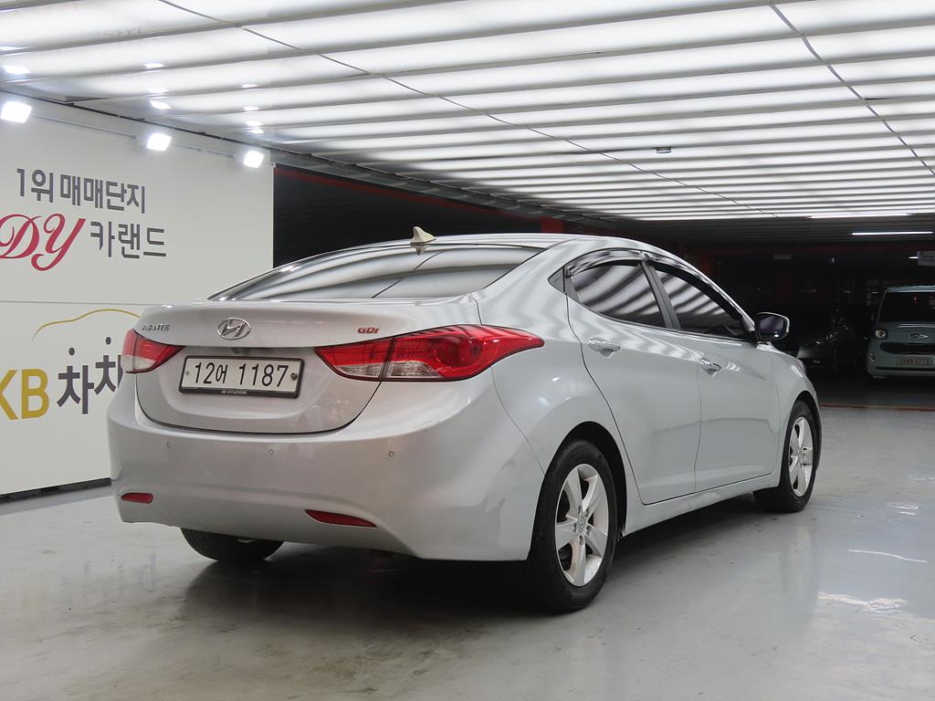 HYUNDAI Avante - Vista 4