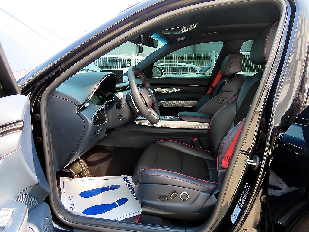 Genesis GV70 - Vista 5