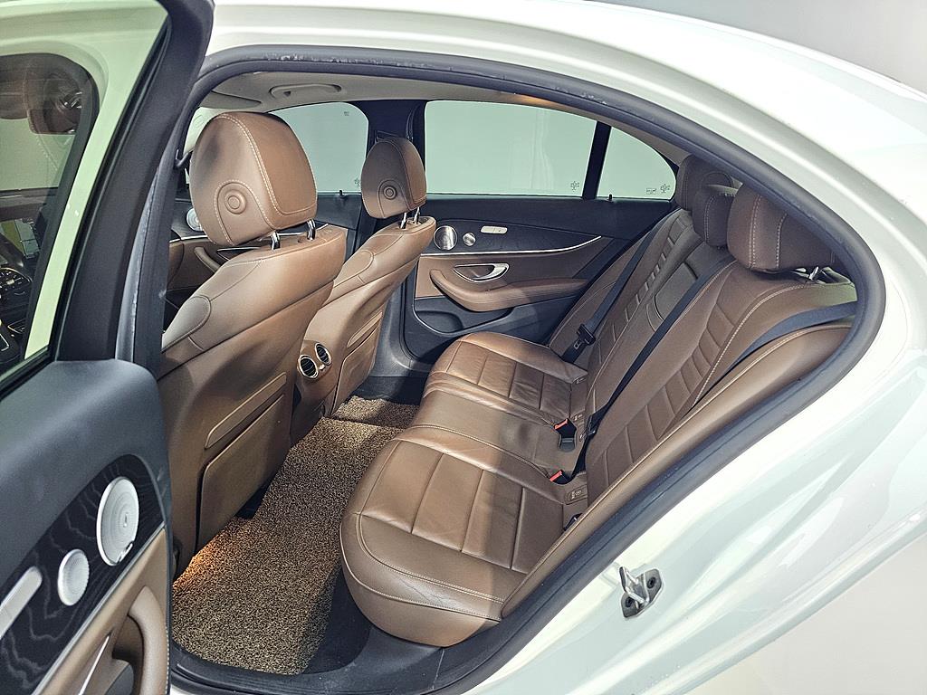 Mercedes Benz E class - Vista 8