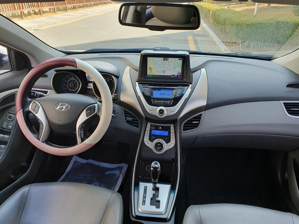 HYUNDAI Avante - Vista 5