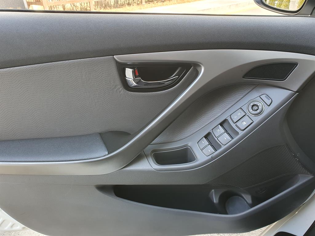 HYUNDAI Avante - Vista 11