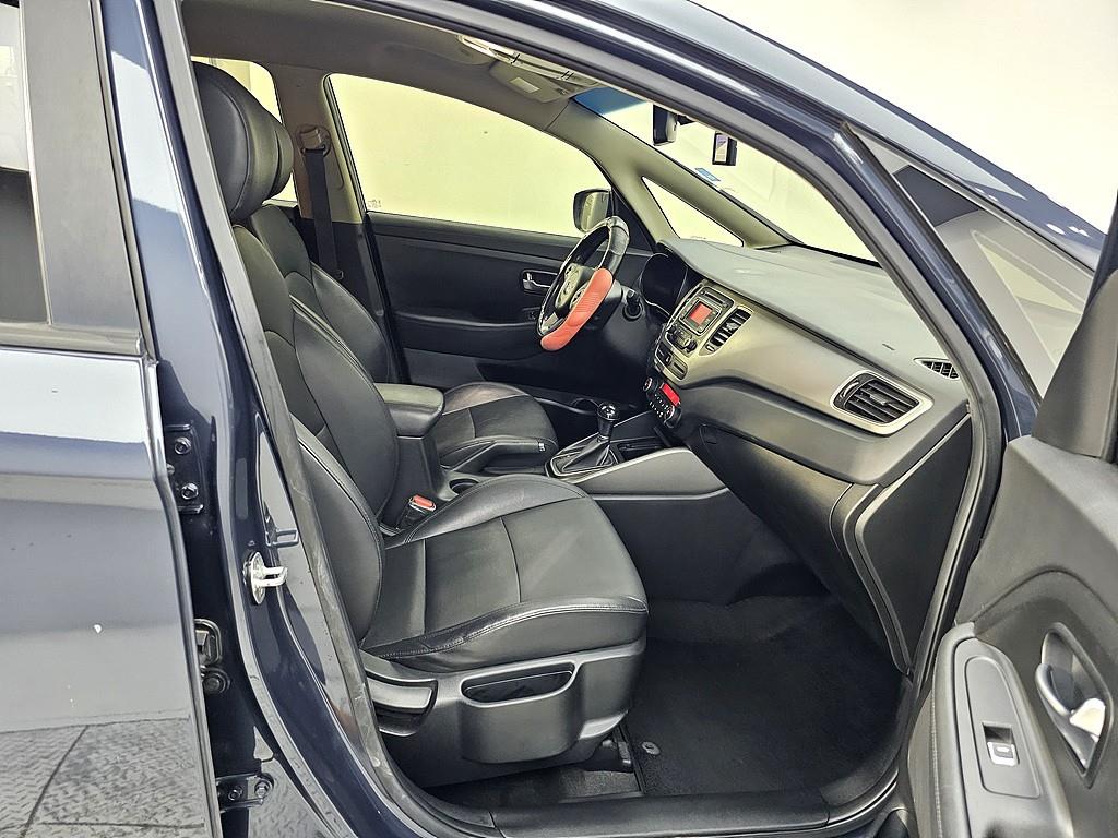 KIA Carens - Vista 11