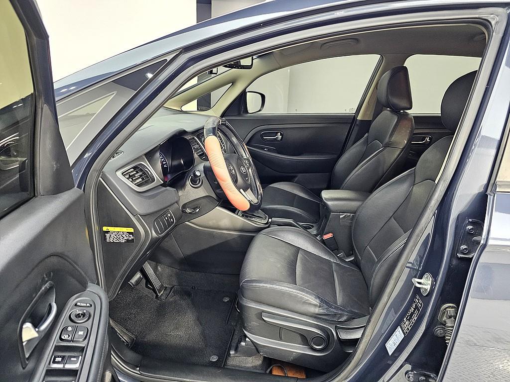 KIA Carens - Vista 8