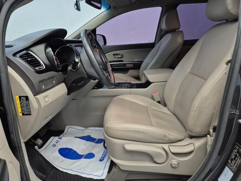 KIA Carnival - Vista 11