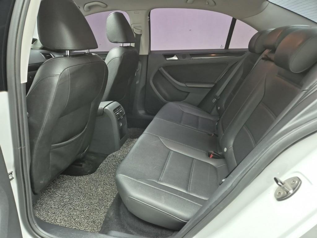 Volkswagen Jetta - Vista 12