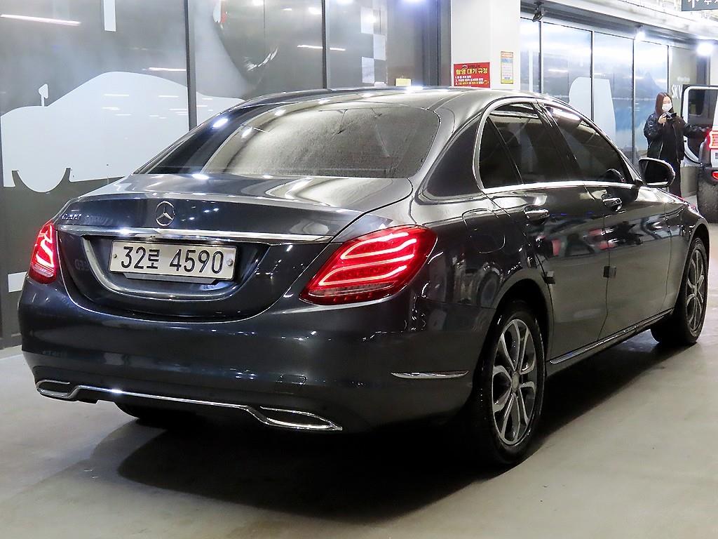 Mercedes Benz C Class - Vista 4