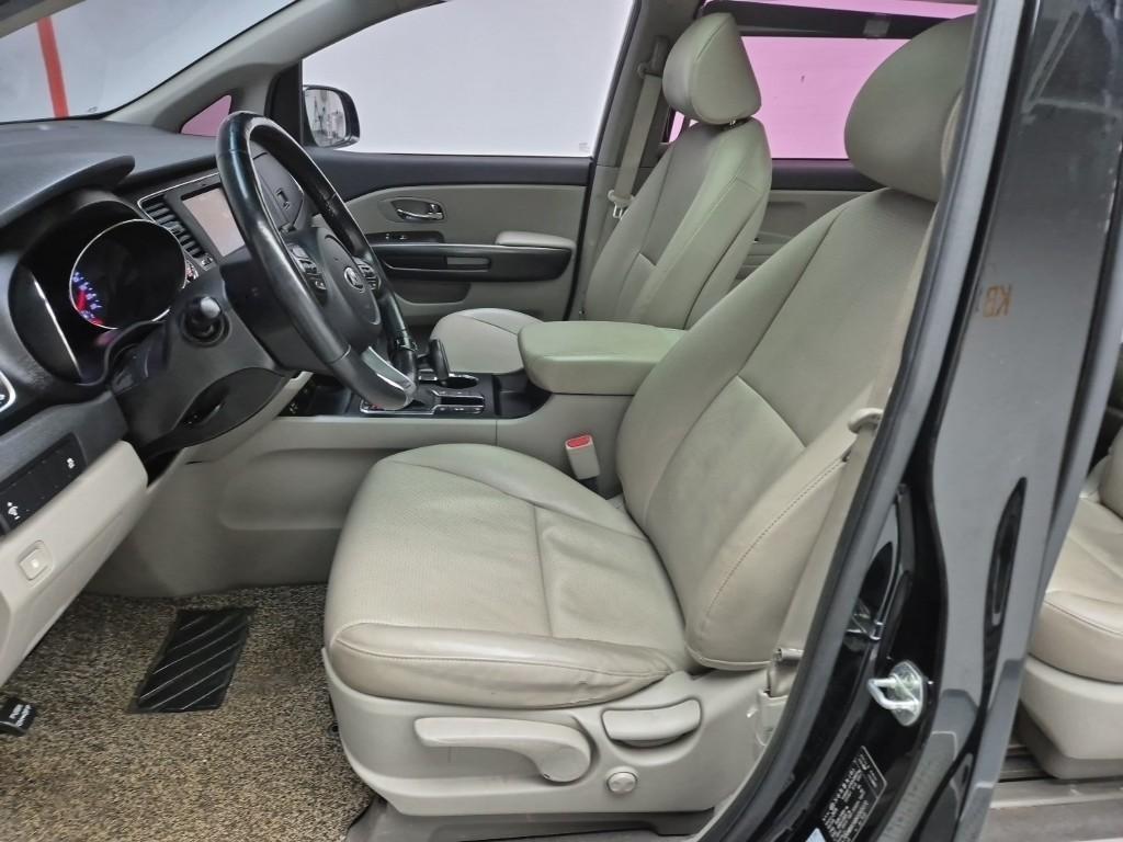KIA Carnival - Vista 11