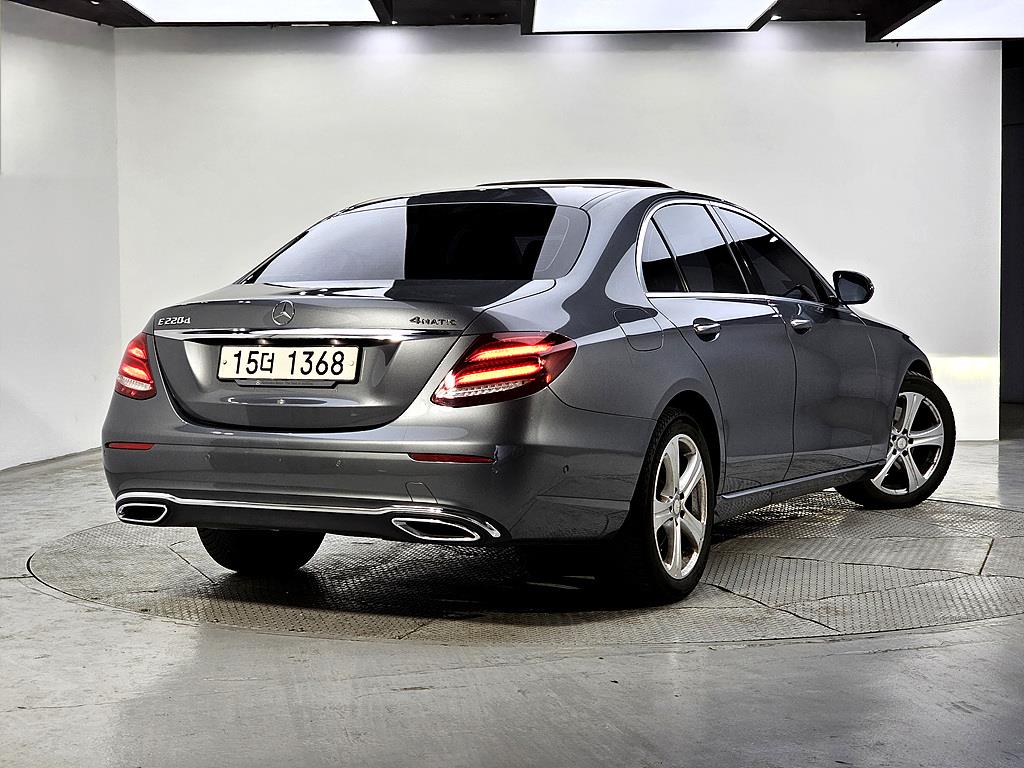 Mercedes Benz E class - Vista 4