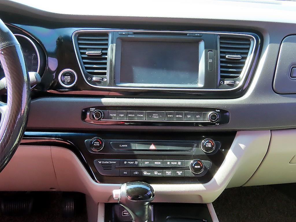 KIA Carnival - Vista 11