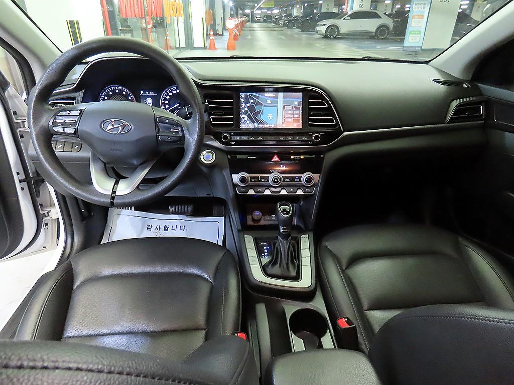 HYUNDAI Avante - Vista 10