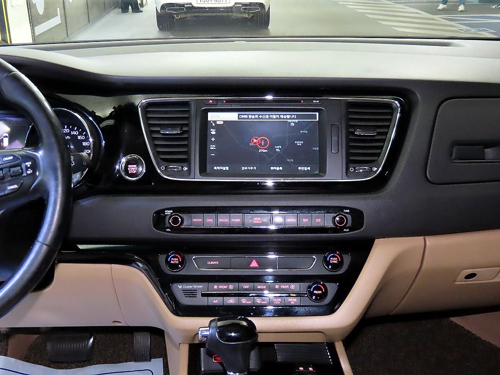KIA Carnival - Vista 11