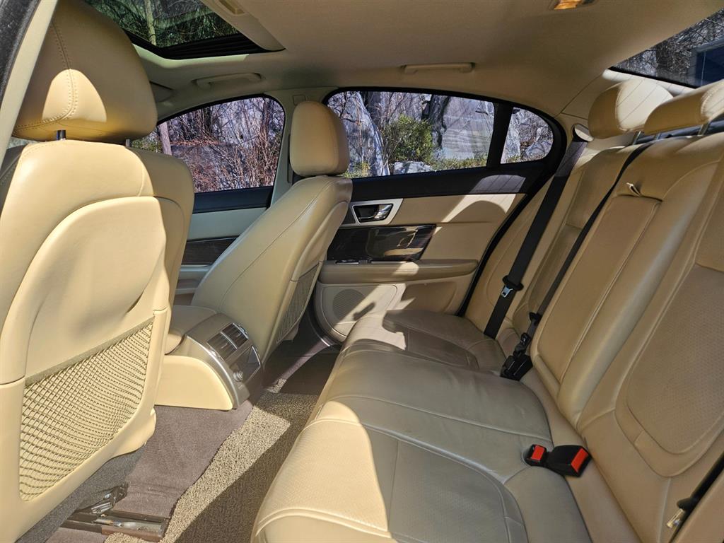 Jaguar XF - Vista 11