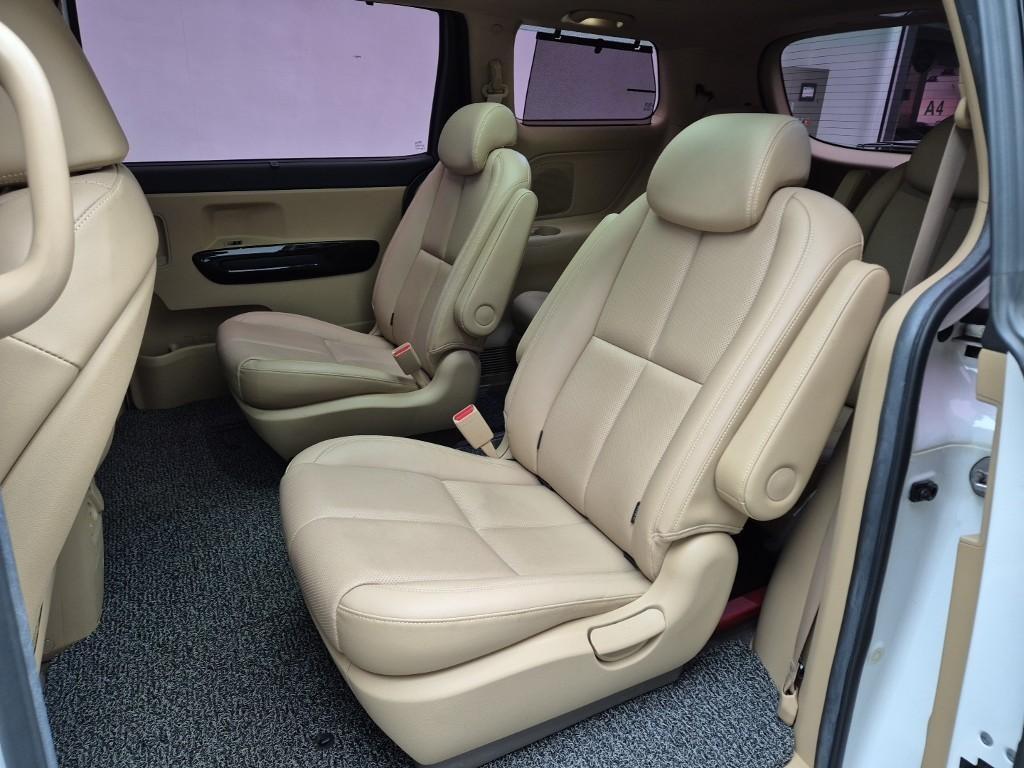 KIA Carnival - Vista 12