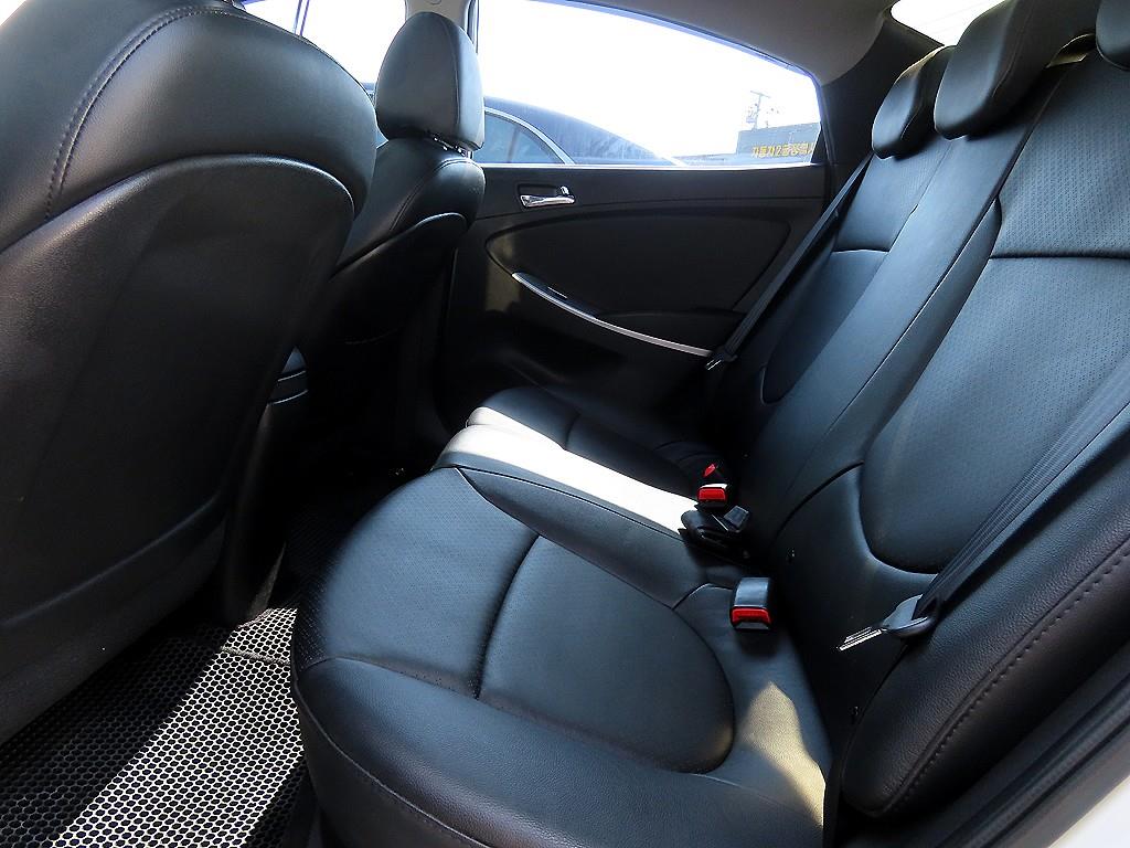 HYUNDAI Accent - Vista 6