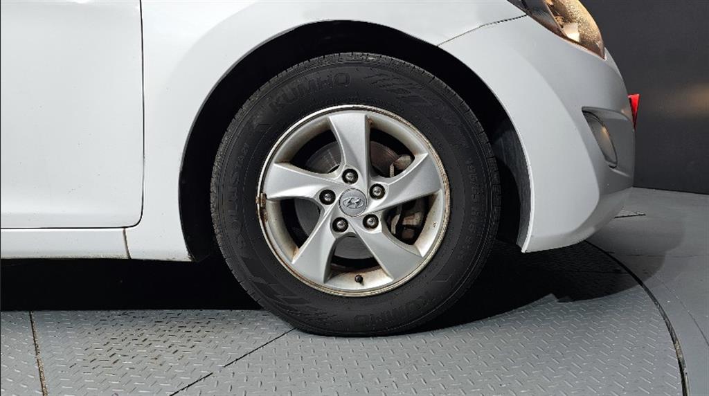 HYUNDAI Avante - Vista 5