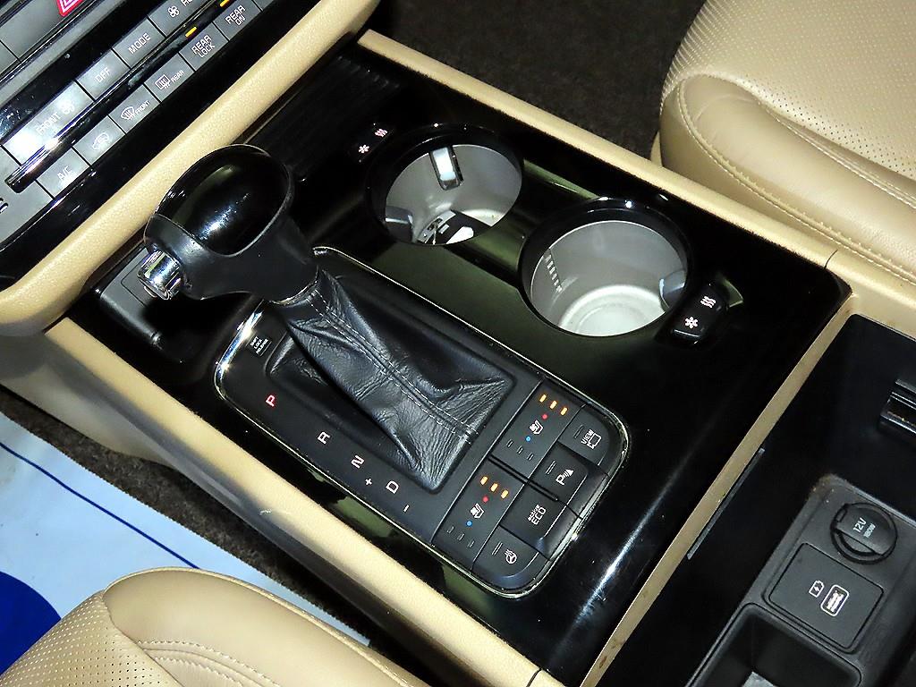 KIA Carnival - Vista 12