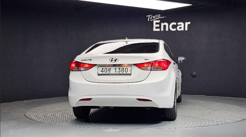 HYUNDAI Avante - Vista 4