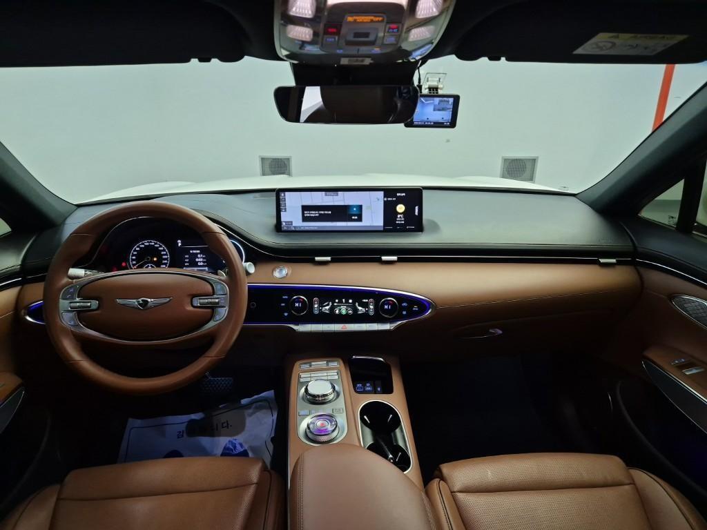 Genesis GV70 - Vista 8