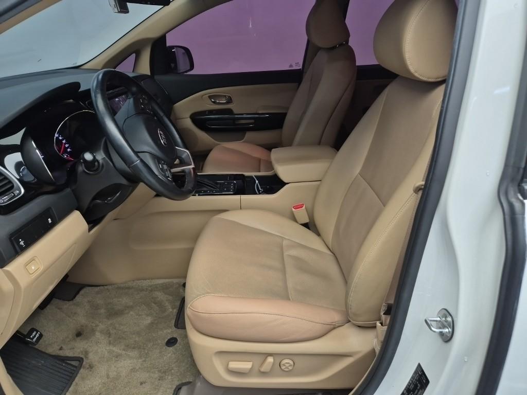 KIA Carnival - Vista 11