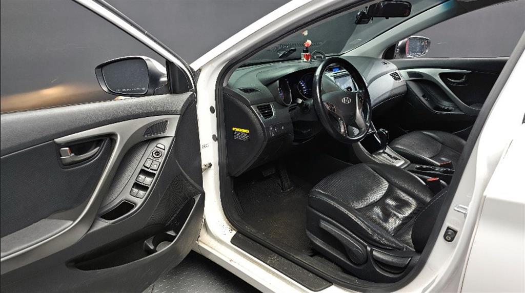 HYUNDAI Avante - Vista 11