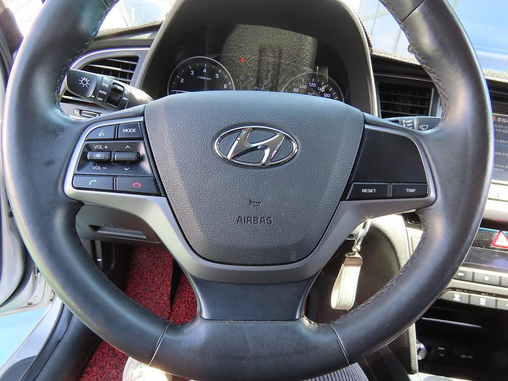 HYUNDAI Avante - Vista 11