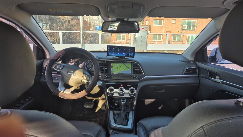 HYUNDAI Avante - Vista 10