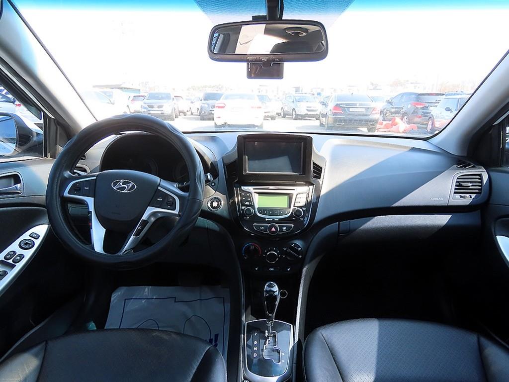 HYUNDAI Accent - Vista 9