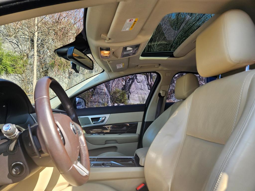 Jaguar XF - Vista 8