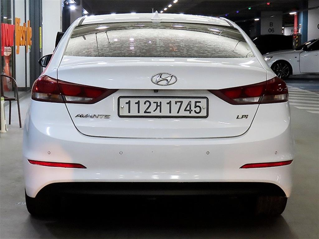 HYUNDAI Avante - Vista 5
