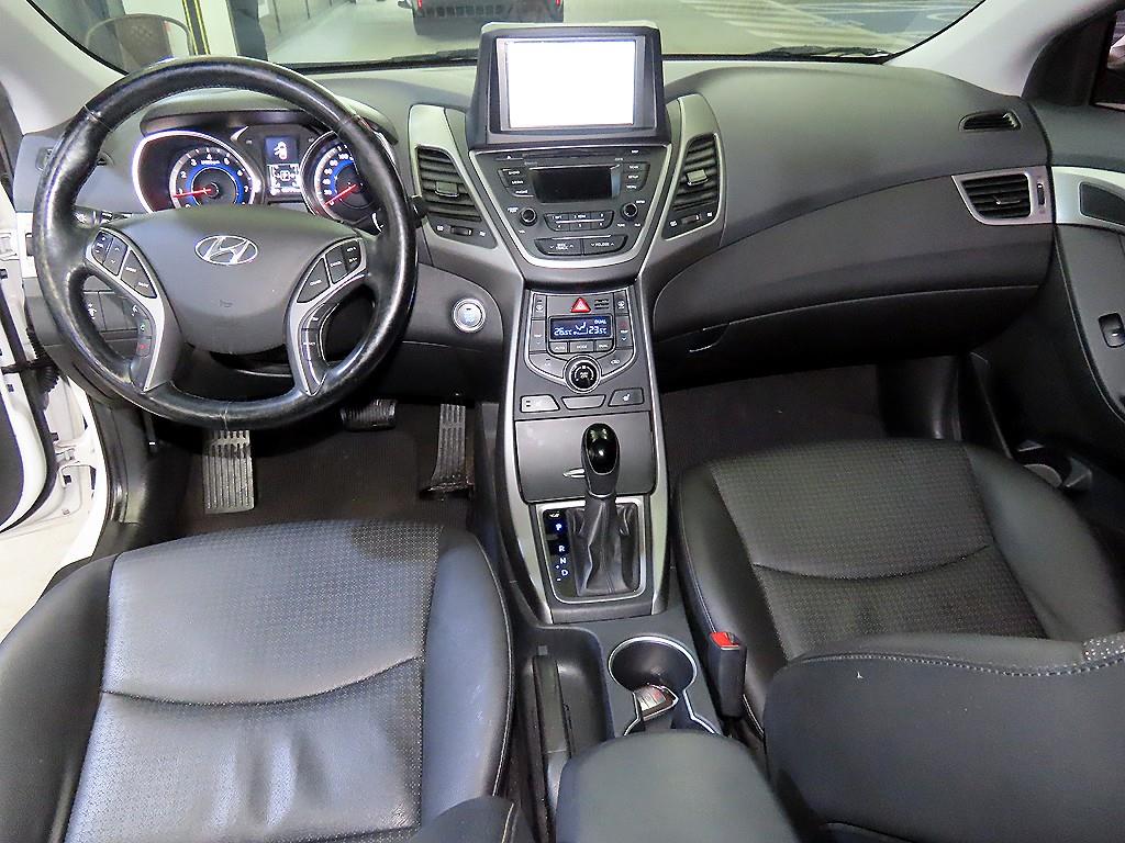 HYUNDAI Avante - Vista 10