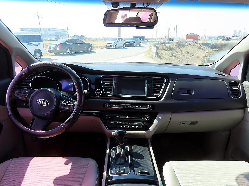KIA Carnival - Vista 10