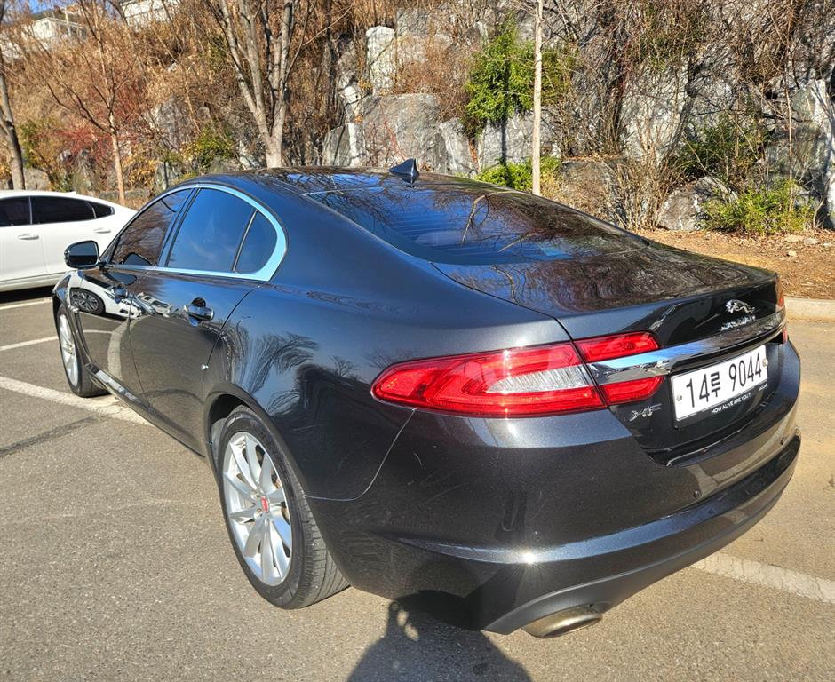 Jaguar XF - Vista 4