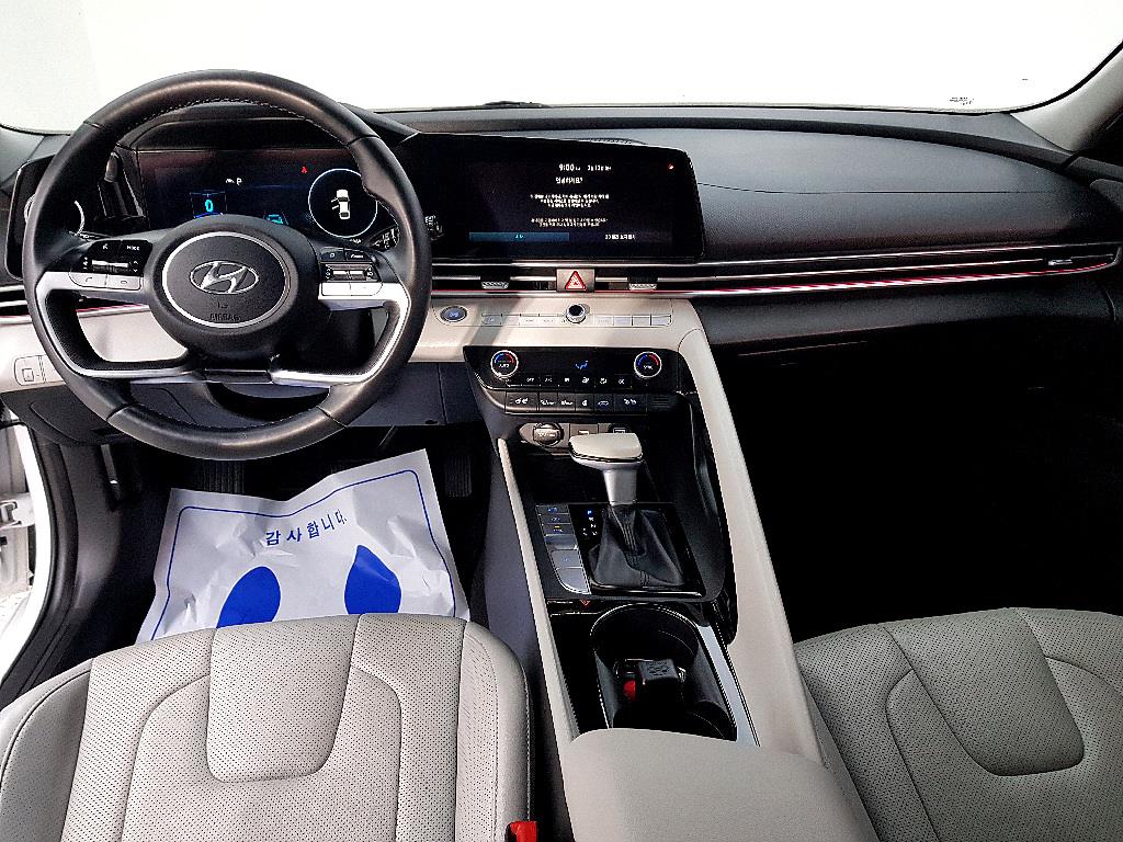 HYUNDAI Avante - Vista 10