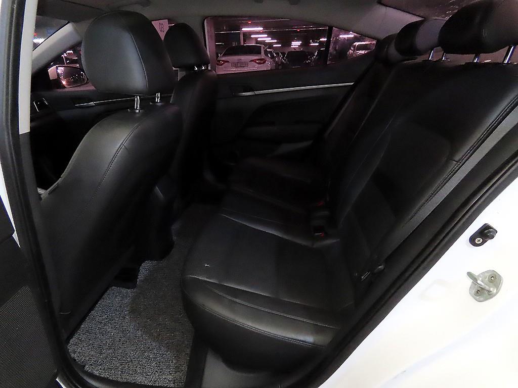 HYUNDAI Avante - Vista 7