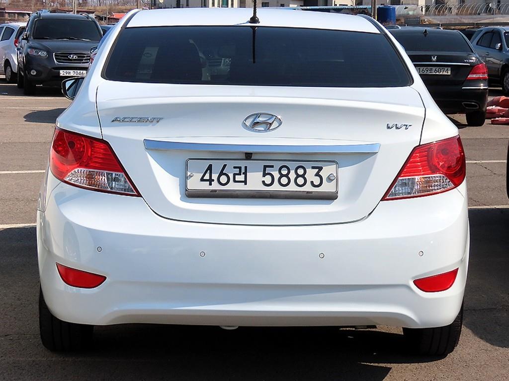 HYUNDAI Accent - Vista 4