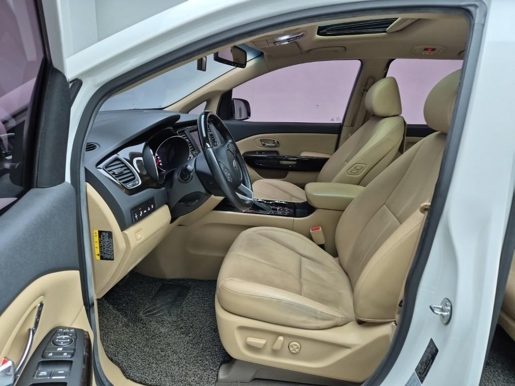 KIA Carnival - Vista 11