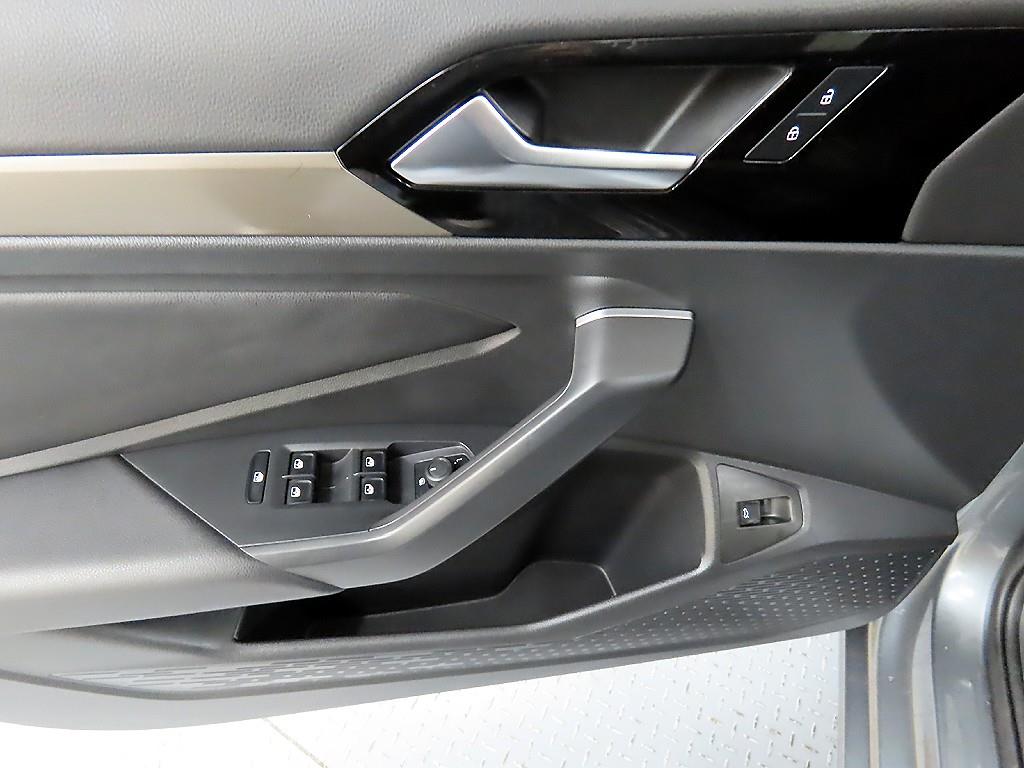 Volkswagen Jetta - Vista 11