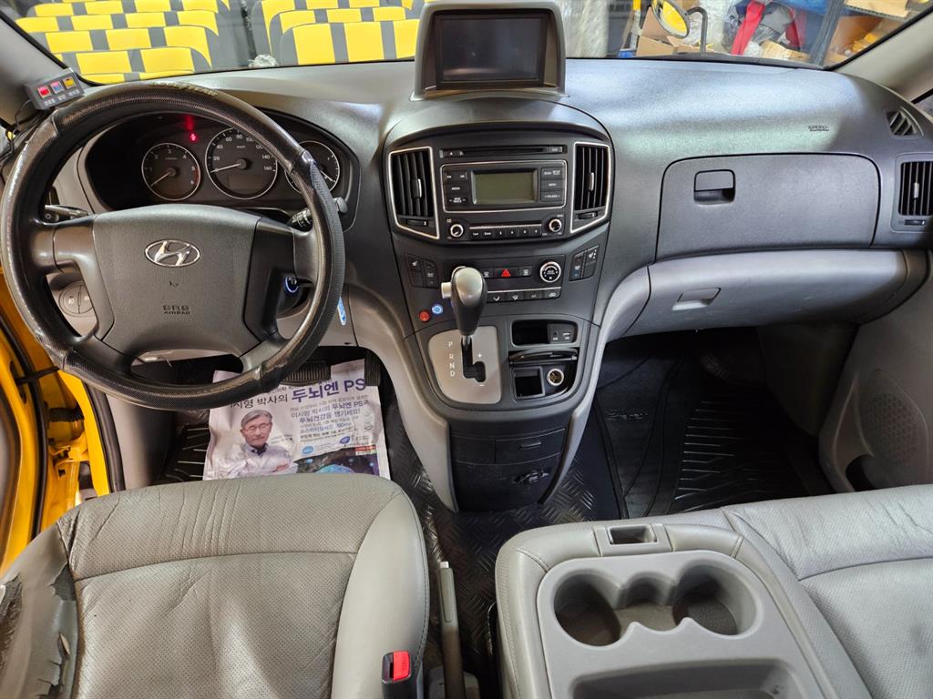 HYUNDAI Starex - Vista 6