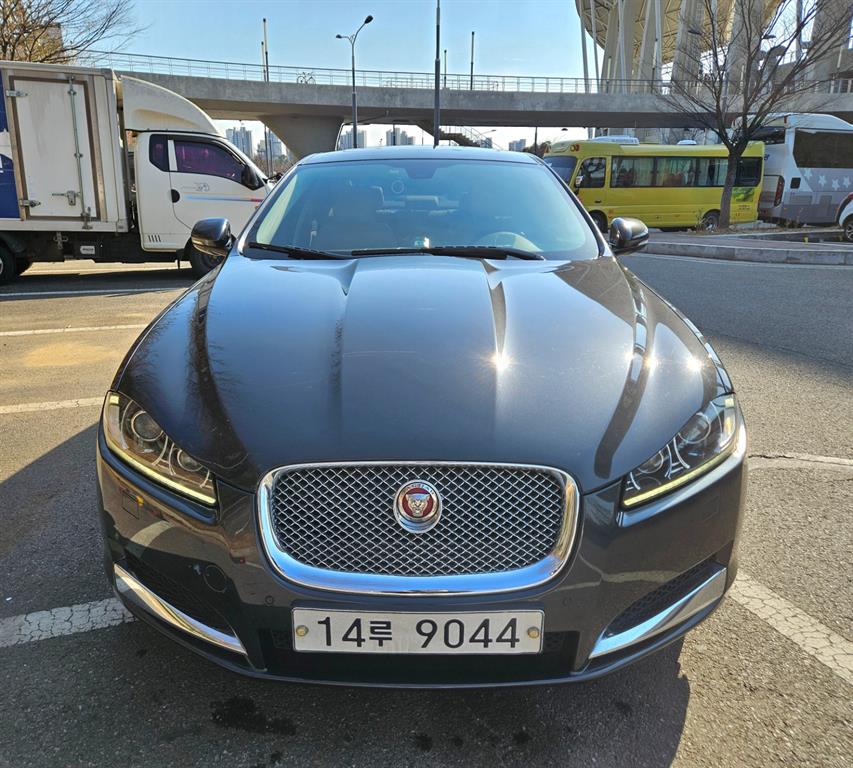 Jaguar XF - Vista 5